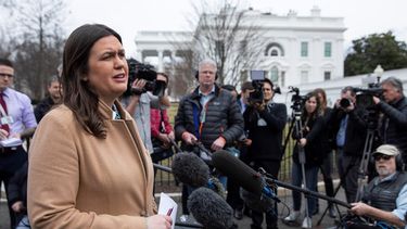 La portavoz de la Casa Blanca, Sarah Sanders, ofrece una rueda de prensa en el Capitolio, en Washington.