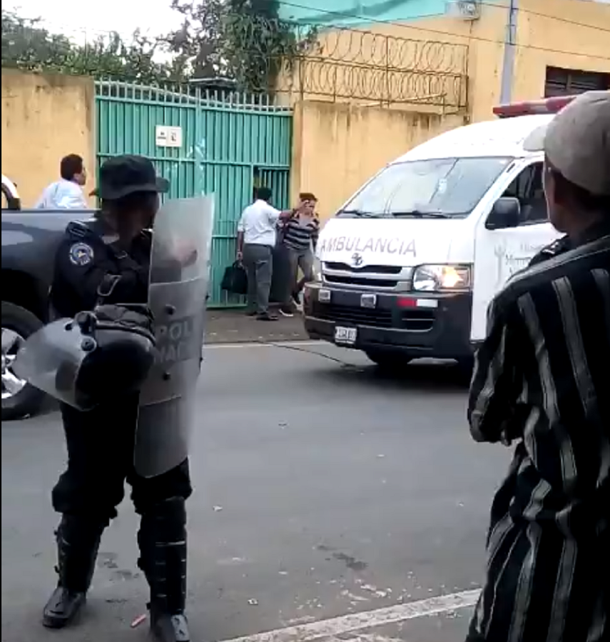 Momentos en que los familiares de los presos pol&iacute;ticos que permanec&iacute;an en huelga eran rescatados por un representante de la Iglesia Cat&oacute;lica y una ambulancia que los traslad&oacute; a un hospital en Managua.