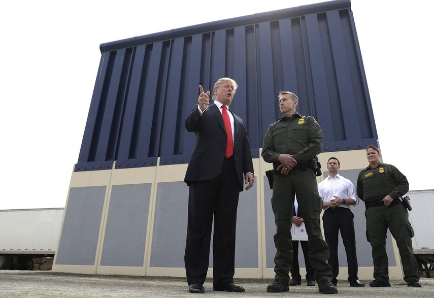 En esta fotograf&iacute;a del 13 de marzo de 2018, el presidente Donald Trump habla durante una revisi&oacute;n de los prototipos para el muro fronterizo en San Diego, mientras Rodney Scott, jefe del sector de San Diego de la Patrulla Fronteriza, lo escucha.