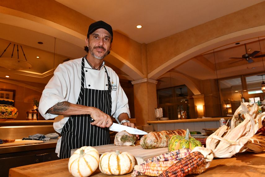 El chef Beppe prepara el roulade de pavo.