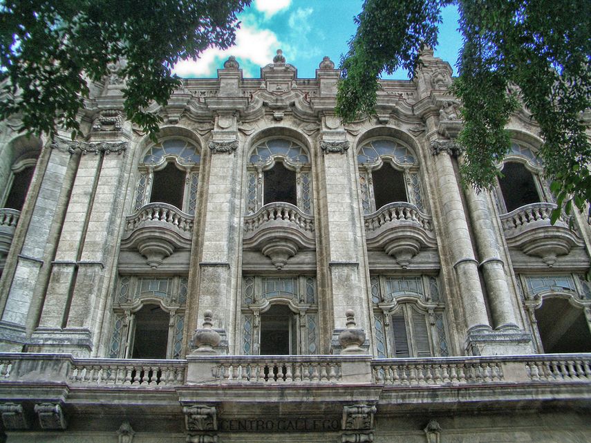 Vista parcial de la fachada de una edificaci&oacute;n construida a principios del siglo XX, en La Habana.