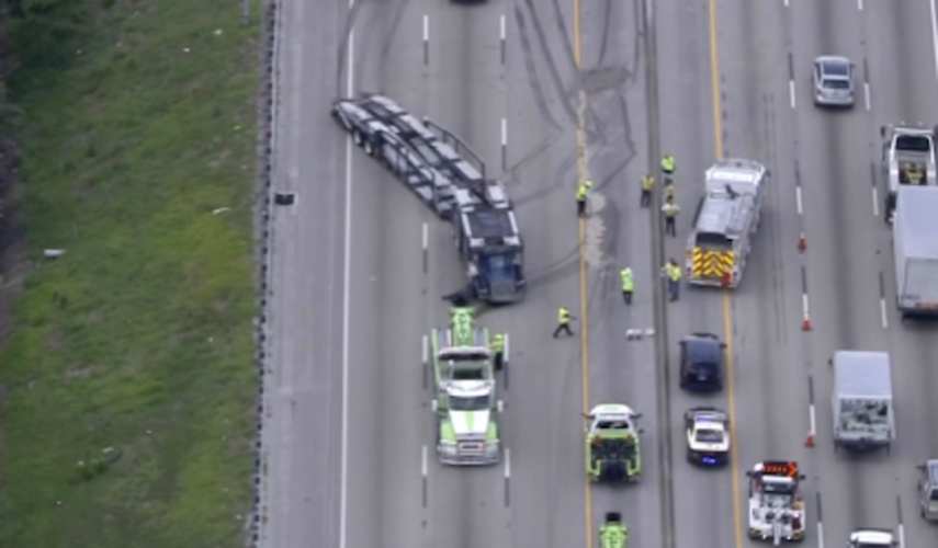 Las autoridades trabajan para limpiar la escena del accidente y reabrir la carretera.