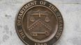 El sello oficial del Departamento del Tesoro de EEUU fuera del edificio del esa agencia federal, el 4 de mayo de 2021, en Washington, D.C.&nbsp;