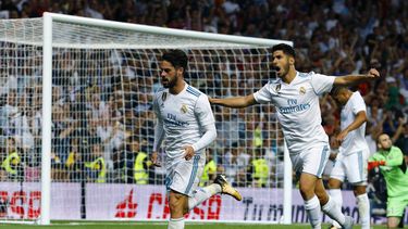 Los jugadores del Real Madrid, Marco Asensio (derecha) y Francisco Román Alarcón Isco, celebran el segundo gol del equipo blanco.