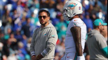 El entrenador de los Dolphins de Miami, Mike McDaniel (izquierda), se para en el campo durante un compromiso contra los Bills de Búfalo, el 3 de noviembre de 2024. El entrenador de los Dolphins de Miami, Mike McDaniel (izquierda), se para en el campo durante un compromiso contra los Bills de Búfalo, el 3 de noviembre de 2024.