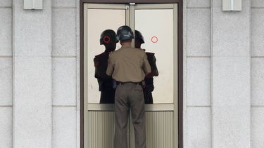 Fotografía de archivo tomada el 27 de julio de 2017 que muestra a un soldado norcoreano en la Zona de Seguridad Conjunta (JSA) en la localidad fronteriza de Panmunjom (Corea&nbsp;del Sur).&nbsp; 