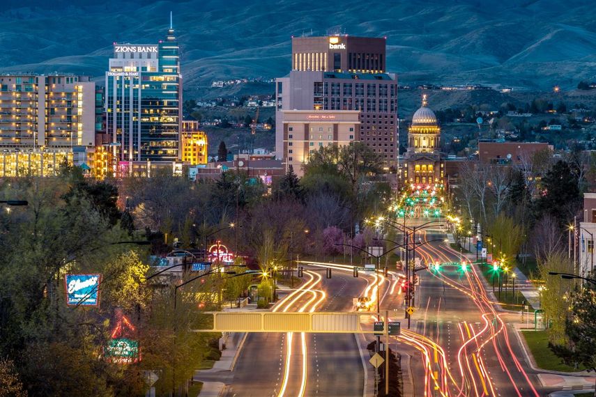 El centro de la ciudad de Boise en la noche, Idaho.
