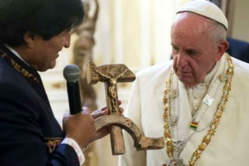 Evo Morales regaló al Papa una cruz formada con una hoz y un martillo y el Libro del Mar: (FOTO: LOSSERVATORE ROMANO)