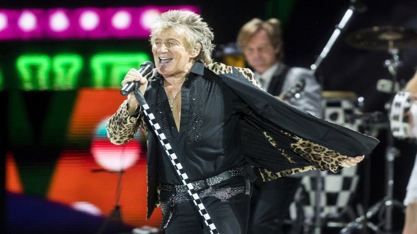 En esta foto de archivo del 29 de enero de 2018, el cantante de rock británico Rod Stewart actúa durante su concierto en el Papp Laszlo Sports Arena en Budapest, Hungría.&nbsp;