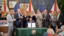 El gobernador de Florida, Ron DeSantis, firma la nueva ley. El gobernador de Florida, Ron DeSantis, firma la nueva ley.