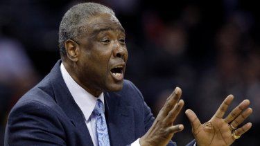 El coach Paul Silas, de los Bobcats de Charlotte, discute una jugada en duelo ante los Bulls de Chicago, en Charlotte, Carolina del Norte, el 18 de abril de 2012.
