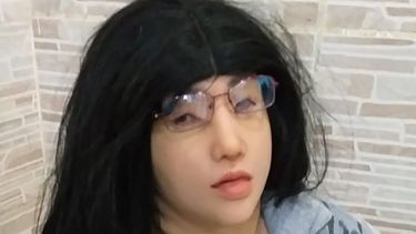 Foto según las autoridades del narcotraficante brasileño Clauvino da Silva (alias Bajito) con máscara, peluca y ropa femenina. Las autoridades dicen que el narcotraficante intentó fugarse de la cárcel usando ese disfraz, el 4 de agosto del 2019.&nbsp;