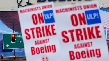 Empleados de Boeing agitan pancartas durante la huelga, después de que los sindicalizados votaran contra una oferta de contrato el 15 de septiembre.