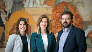 La investigadora portuguesa de la&nbsp;Universidad de Coimbra, Caratarina Seabra (c), junto a los científicos João Peça (d) y Guiomar Oliveira (i), creará minicerebros de 4 milímetros a partir de células dentarias.&nbsp;