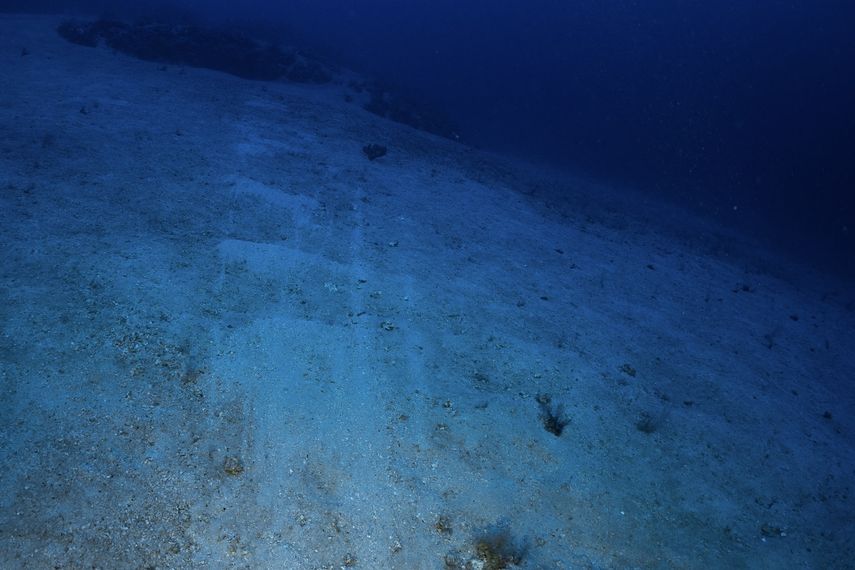 Esta fotografía sin fecha, publicada el 2 de junio de 2025 por la organización Under The Pole, muestra las marcas en el fondo marino dejadas por las placas metálicas de un barco de arrastre de fondo frente a la costa de la isla griega de Fournoi.&nbsp;