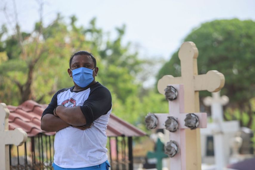 Un hombre con mascarilla asiste a un entierro en el cementerio Central de Managua, Nicaragua, el 11 de mayo de 2020. El régimen de Daniel Ortega se ha resistido a imponer medidas de control contra el COVID-19, la enfermedad provocada por el coronavirus. Ahora, médicos y familiares de las víctimas dicen que el gobierno ha pasado de negar la presencia de la enfermedad en el país a tratar activamente de ocultar su propagación.