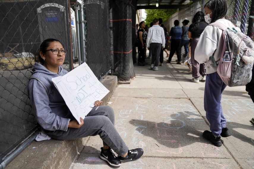 Una manifestante fuera de la escuela pública 172 mientras los estudiantes salen de clases, el martes 16 de mayo de 2023, en Nueva York.&nbsp;