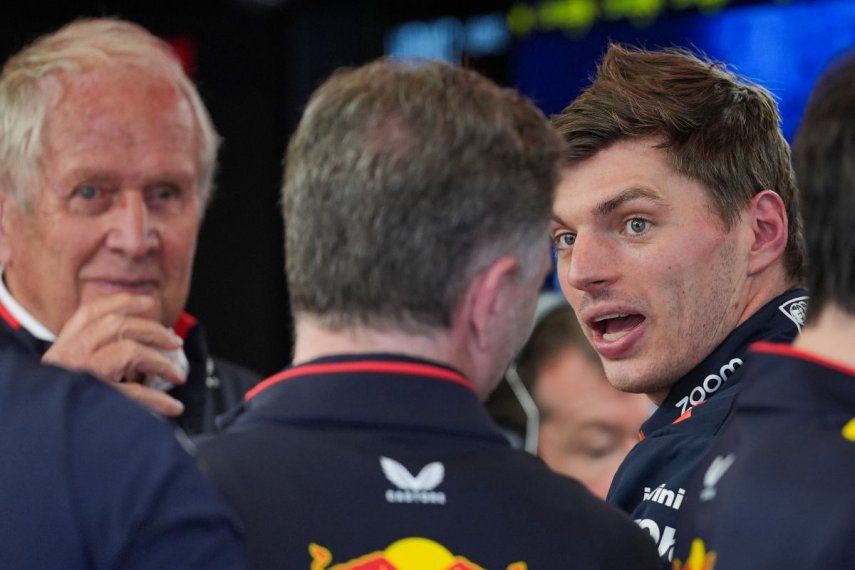 El piloto de Red Bull, Max Verstappen (derecha), conversa con el director deportivo del equipo Helmut Marko y el jefe Christian Horner (centro) tras la primera práctica del Gran Premio de Australia, el viernes 22 de marzo de 2024 en Melbourne.