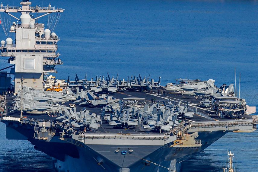 El portaviones de la Marina de los Estados Unidos USS Gerald R. Ford parte de la Bahía de Souda en la isla de Creta el 26 de febrero de 2026.