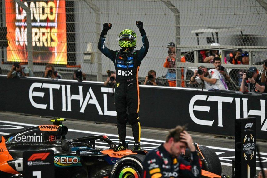 El piloto británico de McLaren, Lando Norris, celebra la victoria en el Gran Premio de Fórmula 1 de Abu Dabi, en el Circuito Yas Marina, el 7 de diciembre de 2025.&nbsp;