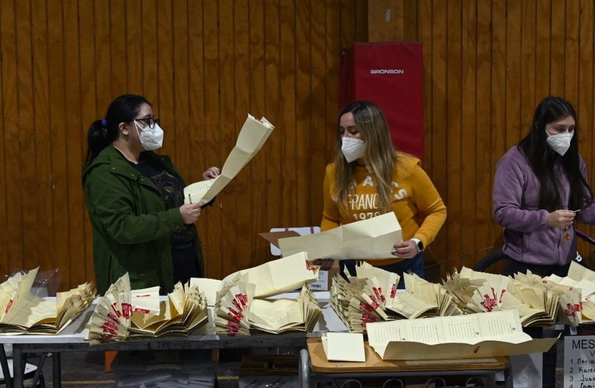 Los miembros de la mesa electoral cuentan los votos en una mesa de votación durante las elecciones para elegir alcaldes, concejales y una comisión para reescribir la constitución en Santiago, el 16 de marzo de 2021. Las urnas cerraron en Chile el domingo después de dos días de votaciones por un cuerpo de 155 personas. que reescribirá la constitución del país de la era de la dictadura, a la que muchos culpan de profundas desigualdades sociales.