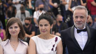 La directora Teodora Ana Mihai, de izquierda a derecha, Arcelia Ramírez y Álvaro Guerrero posan en la sesión fotográfica de “La civil” en la 74a edición del Festival de Cine de Cannes, en Francia.