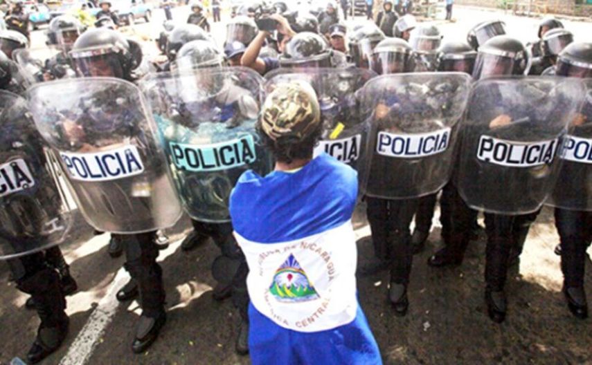 Manifestante se planta frente al cordón policial en Nicaragua.&nbsp;