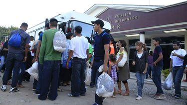 Según organismos de derechos humanos, un centenar de hondureños salen a diario hacia Estados Unidos y pagan a traficantes de personas grandes cantidades de dinero.