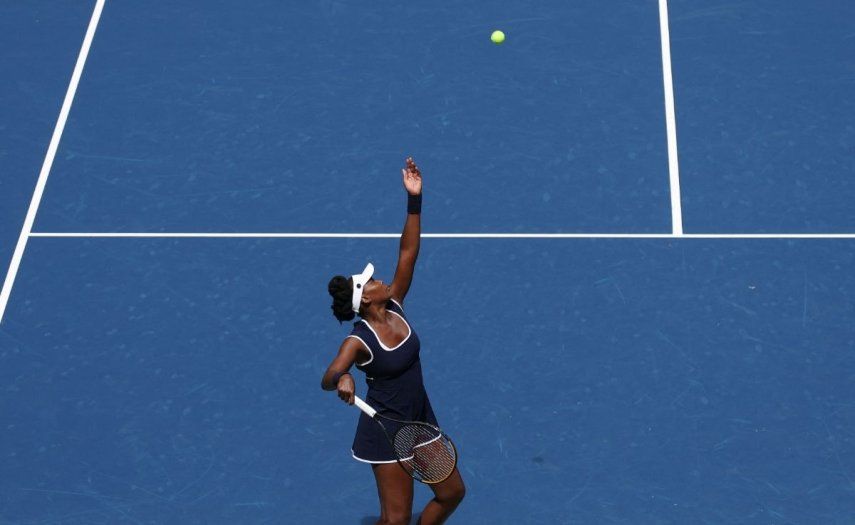 La estadounidense Venus Williams sirve durante su partido de primera ronda de dobles mixtos con su compatriota Reilly Opelka en el torneo de tenis US Open en el Centro Nacional de Tenis Billie Jean King de la USTA en la ciudad de Nueva York el 19 de agosto de 2025.