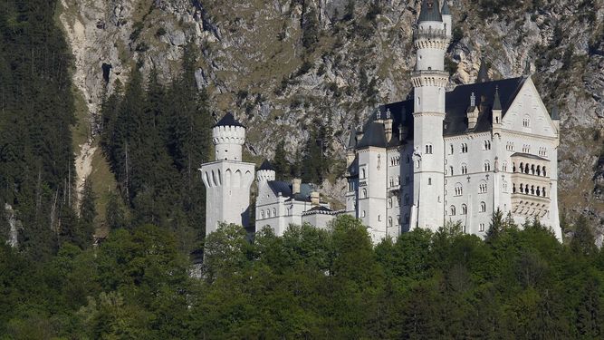 El castillo de Neuschwanstein, una creación del siglo XIX y atracción turística de fama mundial, en Hohenschwangau cerca de Fuessen, Alemania.