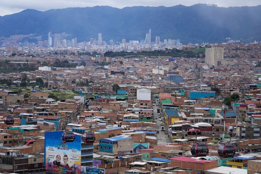 &nbsp;Teleféricos utilizados como transporte público al barrio de Ciudad Bolívar pasan por encima de las casas en Bogotá, Colombia, el 6 de junio de 2023. Las elecciones locales a nivel nacional se llevarán a cabo el 29 de octubre de 2023.&nbsp;