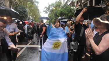 Una mujer con la bandera argentina, durante una movilización en pedido de justicia tras la muerte del fiscal Alberto Nisman, en el centro de Buenos Aires. (EFE)