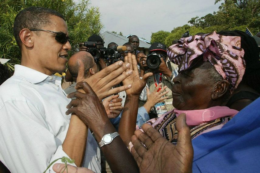Durante su paso por Kenia, el presidente de EEUU, Barack Obama, visitó a su abuela y fue fotografiádo por los medios (cortesía) 