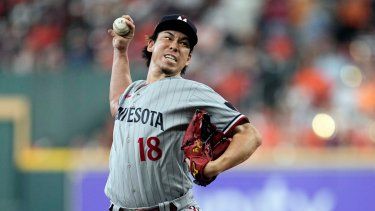 El serpentinero de los Mellizos de Minnesota Kenta Maeda lanza durante la cuarta entrada del Juego 1 de la Serie Divisional de la Liga Americana ante los Astros de Houston, el 7 de octubre de 2023, en Houston. El derecho consiguió contrato con los Tigres de Detroit para el 2024