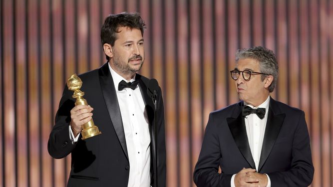 En esta imagen proporcionada por NBC los argentinos Santiago Mitre, izquierda, y Ricardo Darín reciben el premio a Mejor película en lengua extranjera por Argentina, 1985 en la 80 entrega de los Globos de Oro en el Hotel Beverly Hilton el 10 de enero de 2023.
