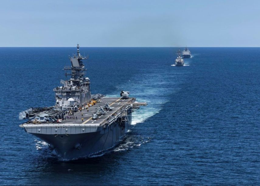 Grupo anfibio listo Iwo Jima (ARG) y la 22.ª Unidad Expedicionaria de Marines (MEU), apoyados por varios destructores.