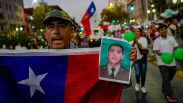 La gente grita consignas contra el presidente de Chile, Gabriel Boric, durante una protesta convocada tras el asesinato del policía Daniel Palma, en la plaza Baquedano de Santiago, Chile.&nbsp;