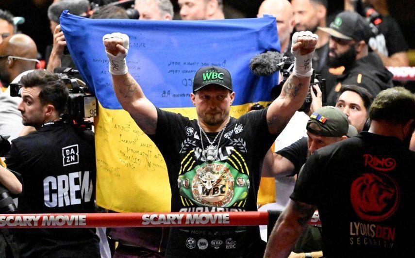 El ucraniano Oleksandr Usyk celebra tras derrotar al neerlandés Rico Verhoeven (fuera de cuadro) por nocaut técnico durante su combate de boxeo por el Campeonato Mundial Peso Pesado del CMB Gloria en Giza en las Pirámides de Giza el 23 de mayo de 2026.