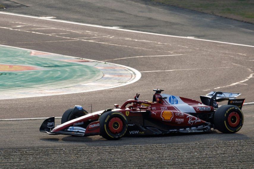 El piloto británico Lewis Hamilton, de Ferrari, prueba el F1 Ferrari SF-25 durante una sesión de prácticas, el 19 de febrero de 2025.