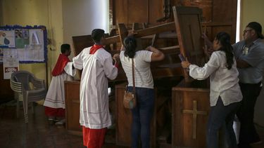 Jóvenes y feligreses colocan una barricada a la entrada de la iglesia de San Juan Bautista después de que simpatizantes del presidente Daniel Ortega trataran de entran por la fuerza en Masaya, Nicaragua.