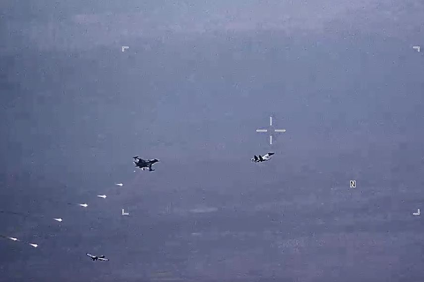 Imagen tomada de un video publicado por la Fuerza Aérea de EEUU, en la que se observan cazas rusos SU-34 y SU-35 lanzando bengalas en la ruta de vuelo de un dron MQ-9 Reaper de la Fuerza Aérea de EEUU (abajo, a la izquierda) el jueves 6 de julio de 2023 sobre Siria.&nbsp;