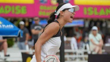La venezolana Luisana Ramírez celebra el punto conseguido en un partido de Tenis de Playa