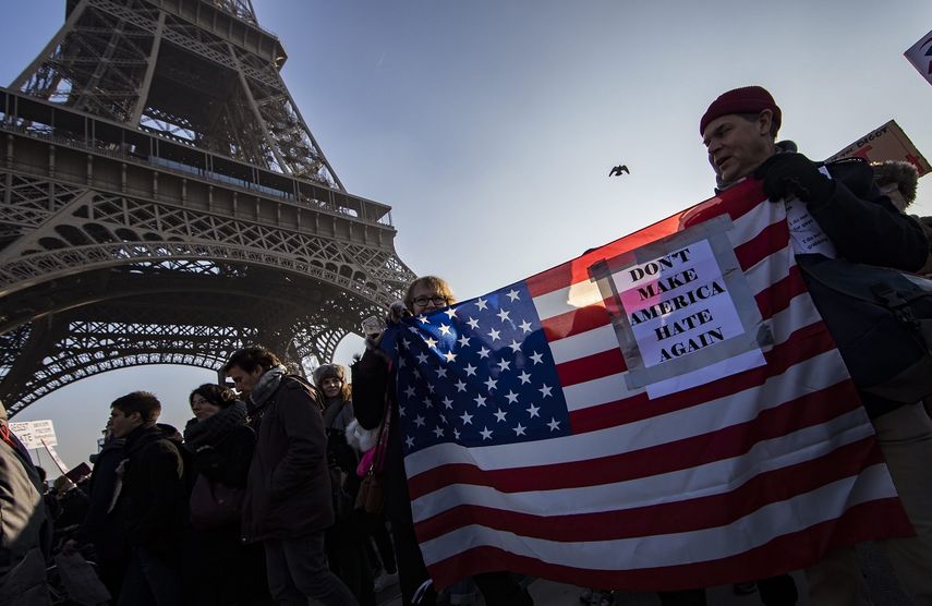 Vista de las protestas contra Trump este sábado en París.