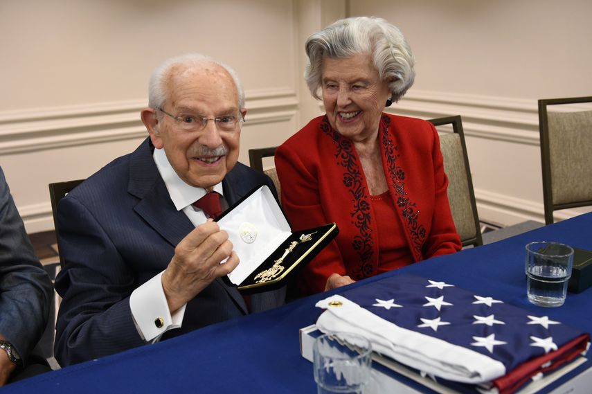 Virgilio Beato enseña la llave de la ciudad de Miami, en compañía de su esposa Esther. (A. MATA)