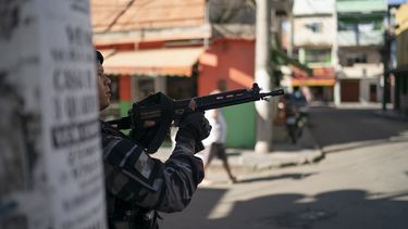 En esta foto de archivo del 31 de julio de 2019, un oficial de policía apunta su arma durante una operación en el complejo de favelas de Mare en Río de Janeiro, Brasil.&nbsp;