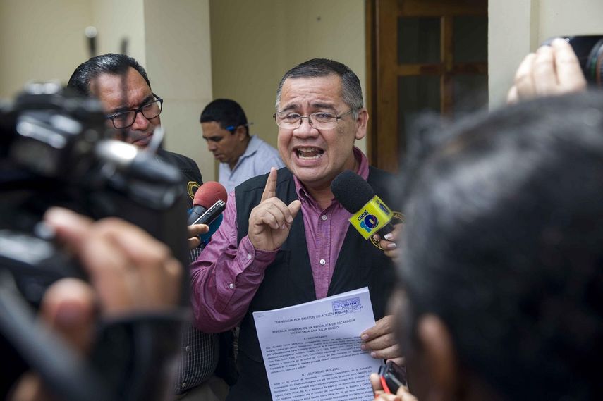 El secretario ejecutivo de la Asociación de Nicaragüenses pro Derechos Humanos (ANPDH), Álvaro Leiva, interpone una denuncia en la Fiscalía de la república en contra del gobierno del presidente Daniel Ortega.