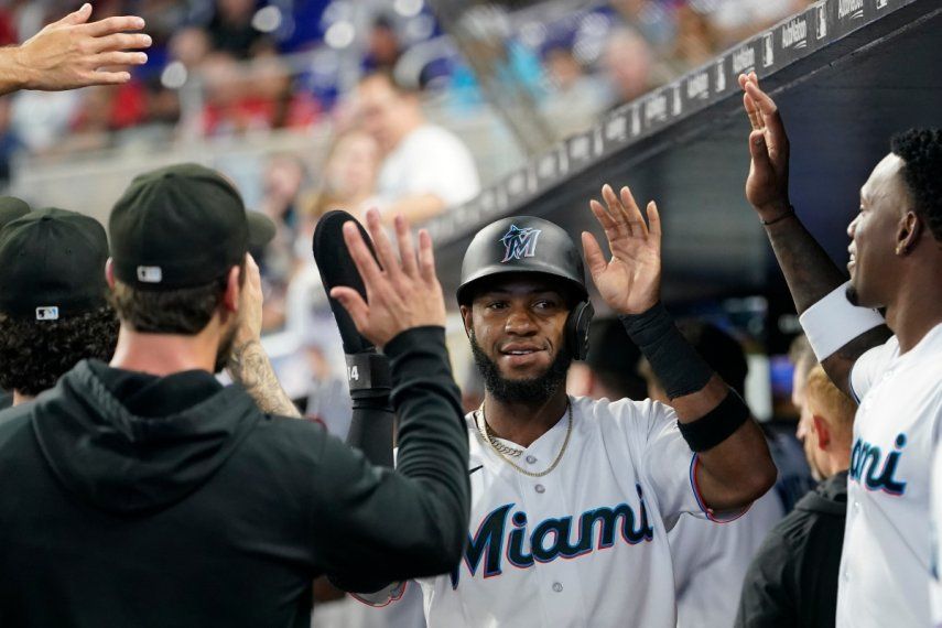 Bryan De La Cruz es felicitado por sus compañeros luego de su cuadrangular de dos carreras para los Marlins de Miami en el juego ante los Filis de Filadelfia, el domingo 9 de julio de 2023.
