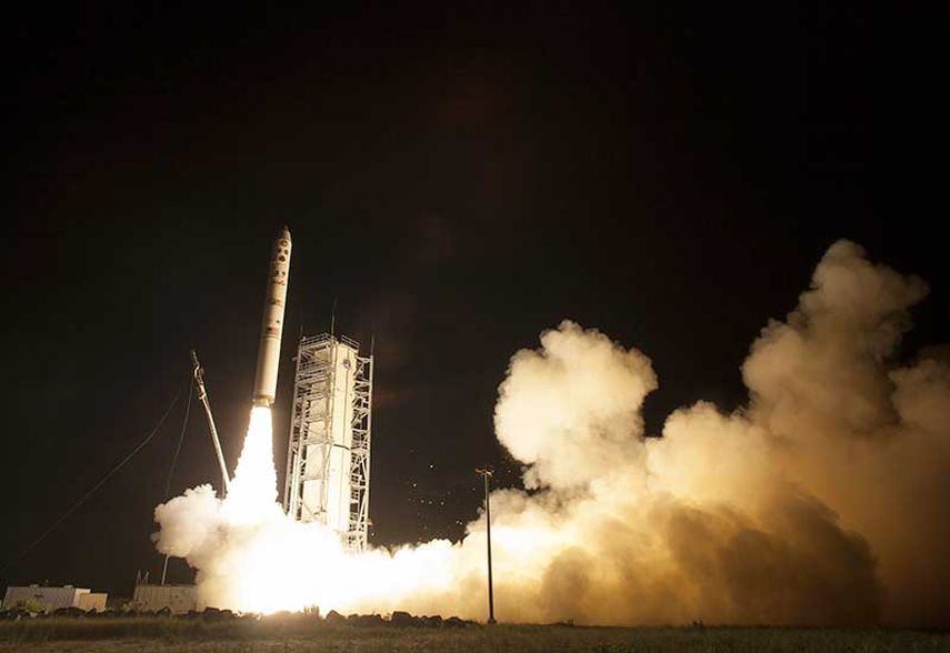 En esta foto provista por la NASA,  el cohete Minotaur lanza el nuevo robot explorador LADEE rumbo a la luna. (AP/NASA, Carla Cioffi)