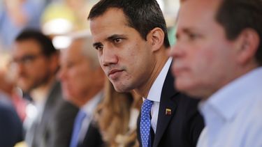 En esta fotografía de archivo del 21 de febrero de 2020, el presidente encargado Juan Guaidó se reúne con sindicalistas y simpatizantes en Caracas, Venezuela. 