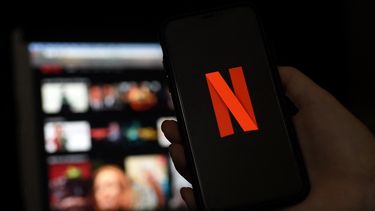 En esta ilustración fotográfica de archivo, las pantallas de una computadora y un teléfono móvil muestran el logotipo de Netflix el 31 de marzo de 2020 en Arlington, Virginia.
